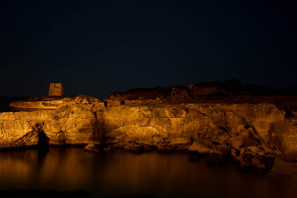 Roca vecchia in una serata di luna piena.