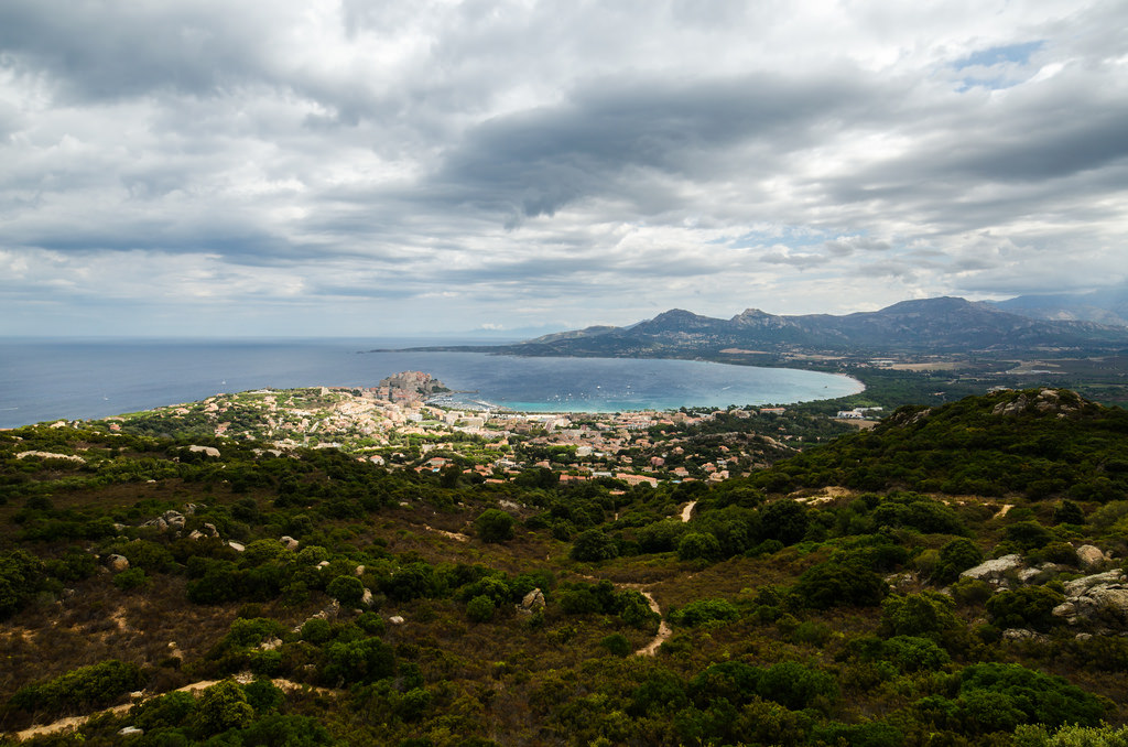 Luci sulla baia, Calvi