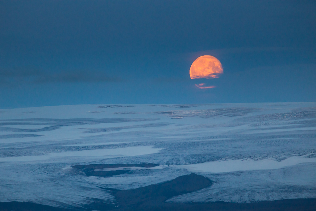 Alba lunare sul ghiacciao