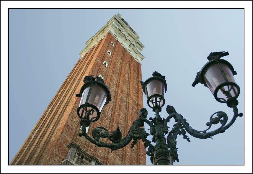 :: Il campanile e il lampione ::