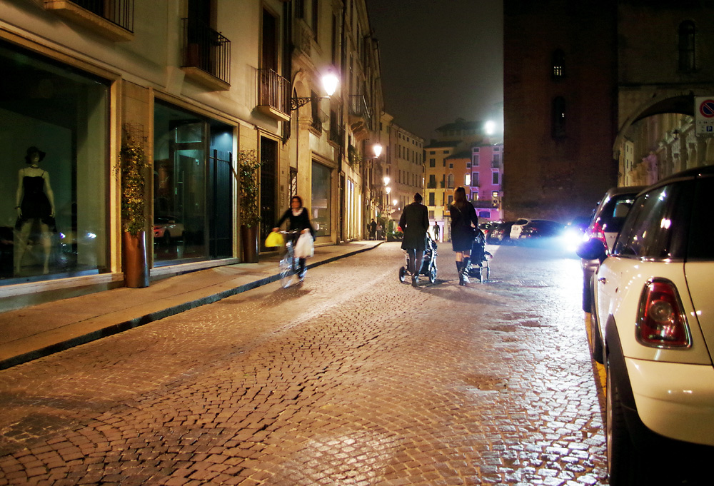 In citt�, di sera