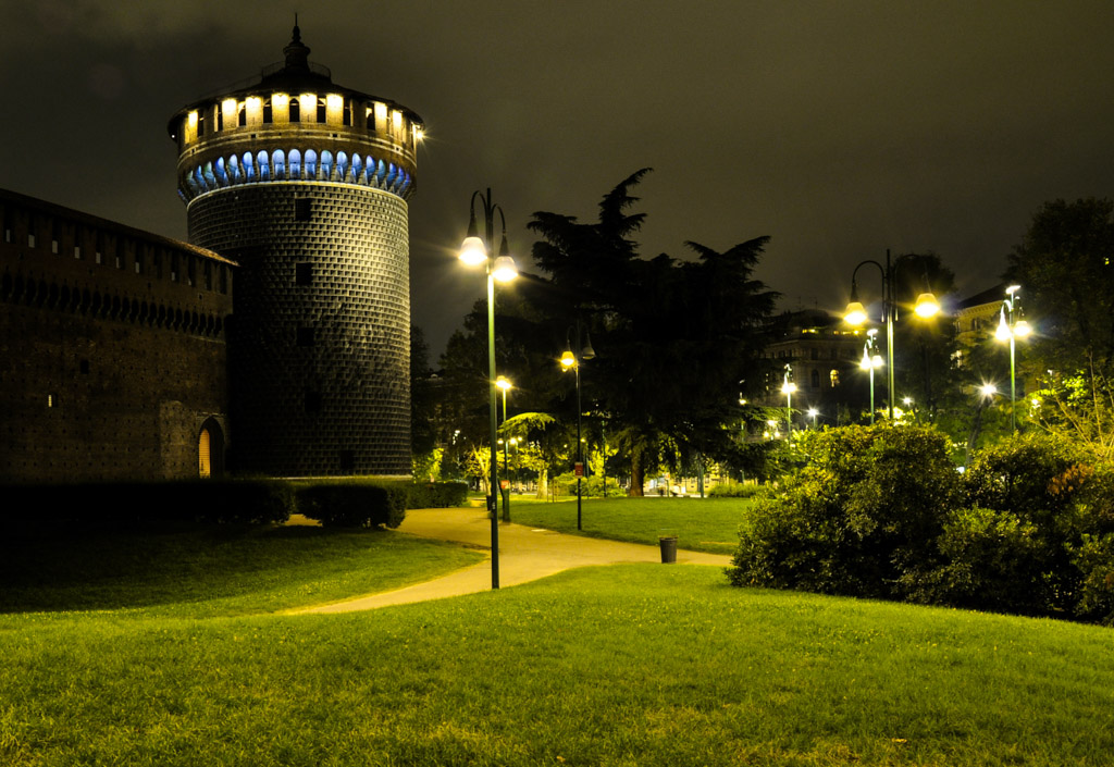 passeggiando per milano