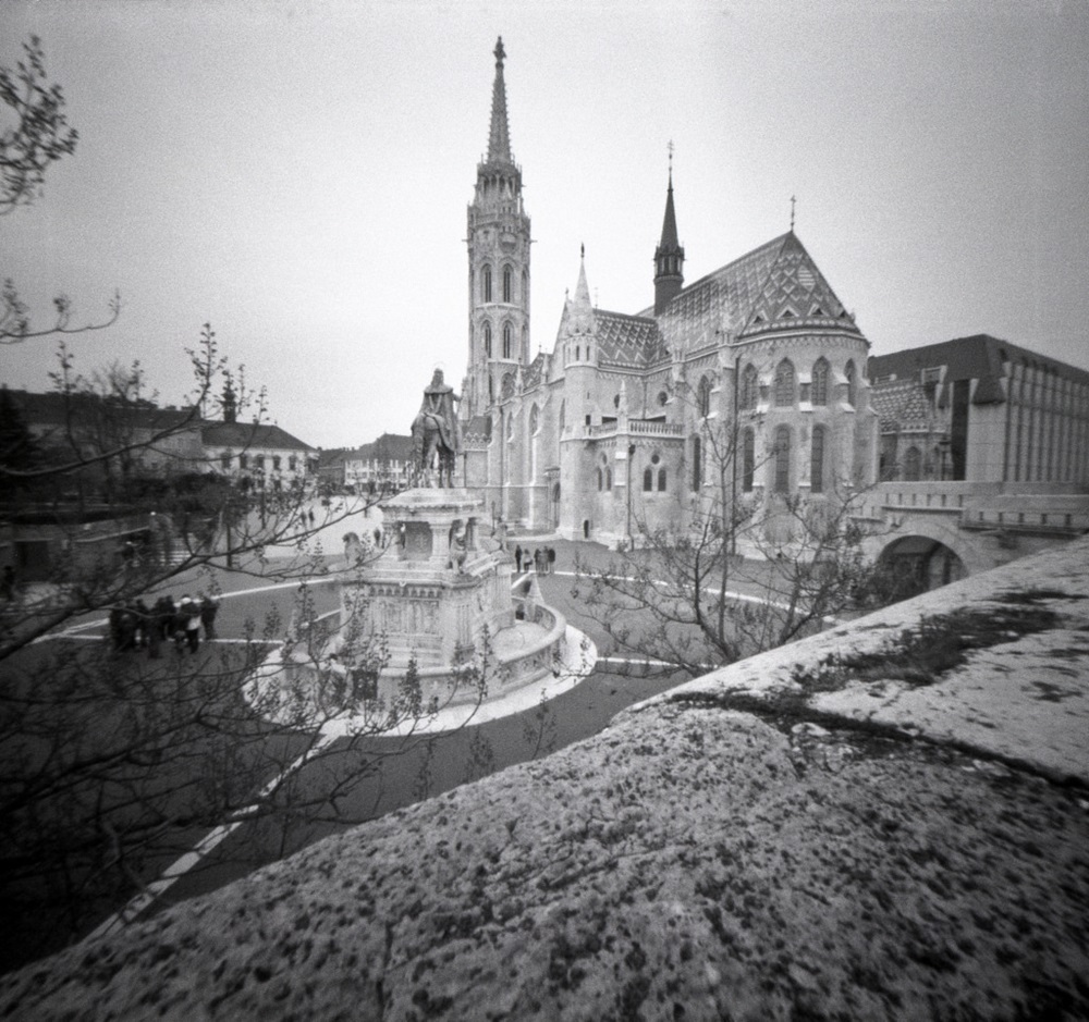 Budapest, M�ty�s-templom ;/) pinhole 6x6