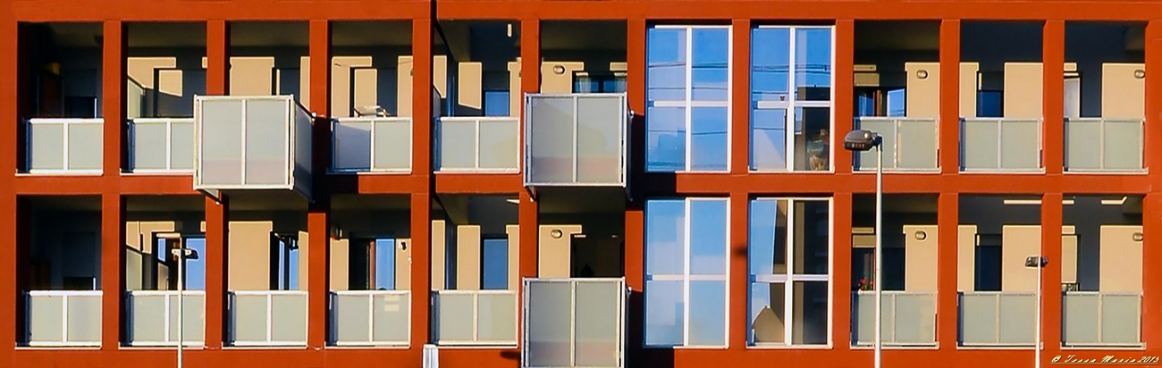 Sembra un porta lettere architettonico.