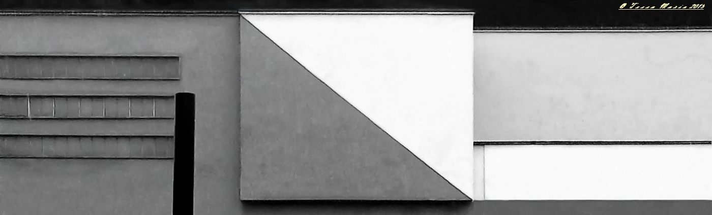 Edificio dipinto geometricamente.