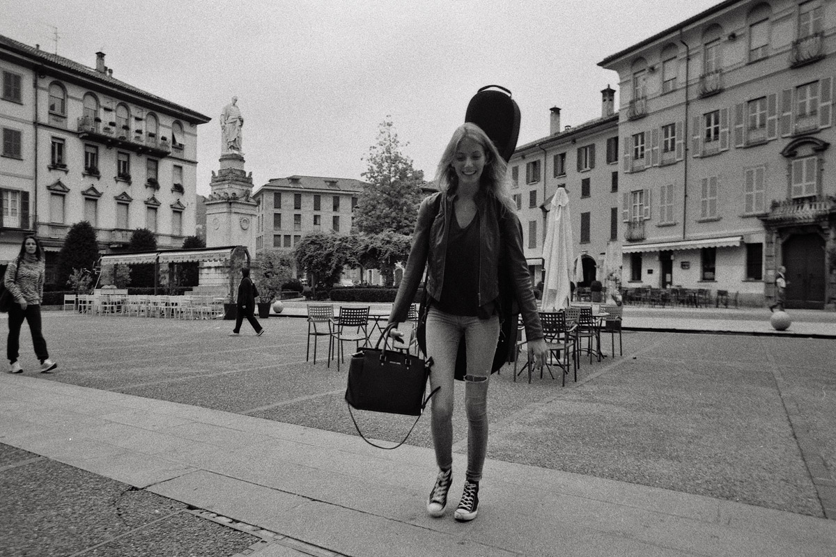 Violoncellista felice e sorridente