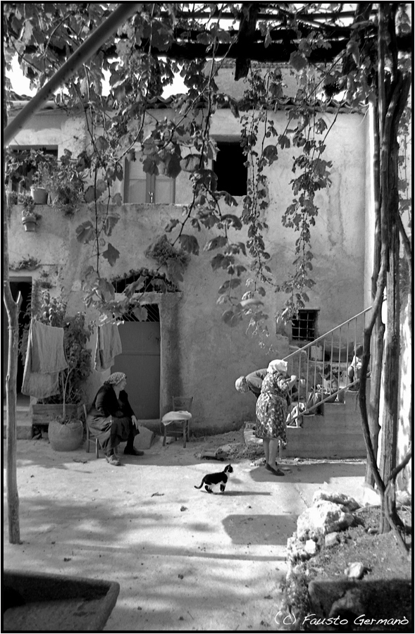 Gruppo di famiglia in un cortile