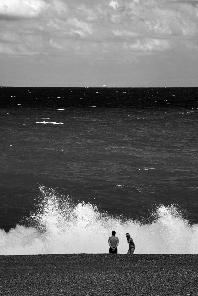 Bagnanti contro l'onda