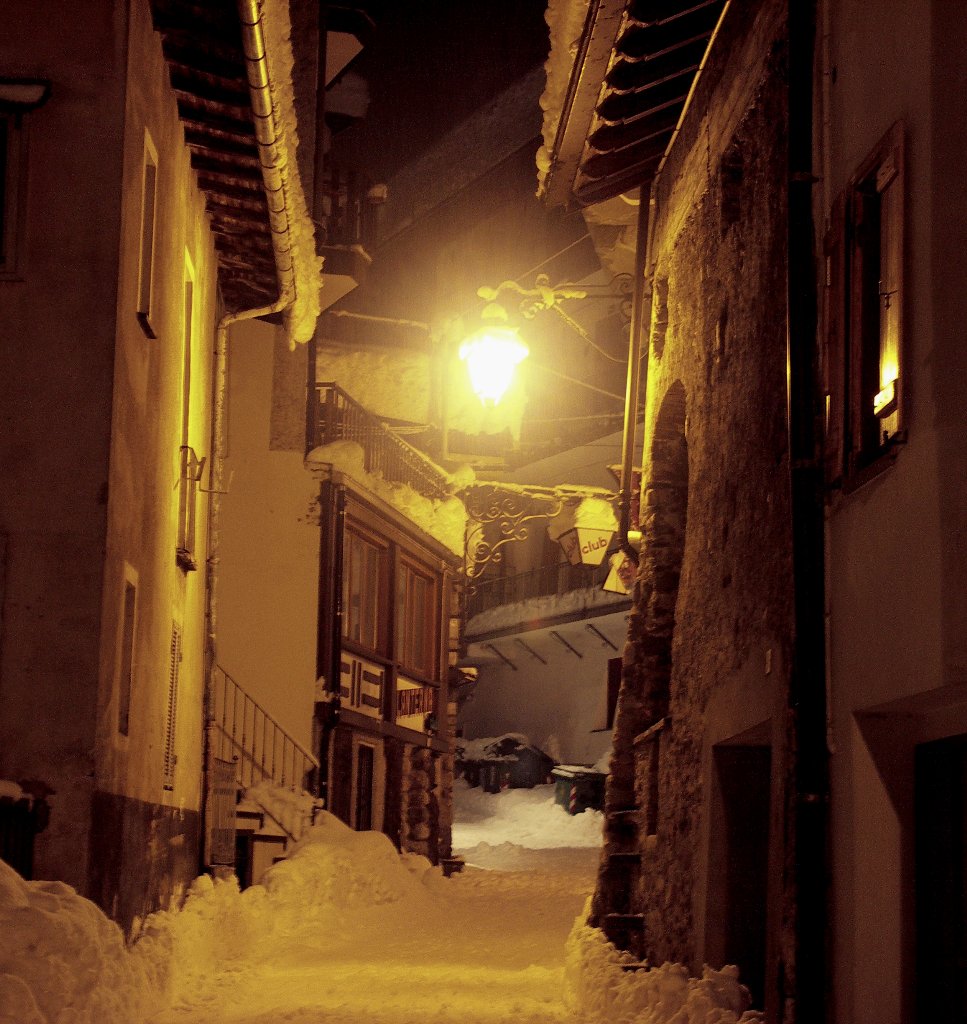 Vicolo sotto la neve