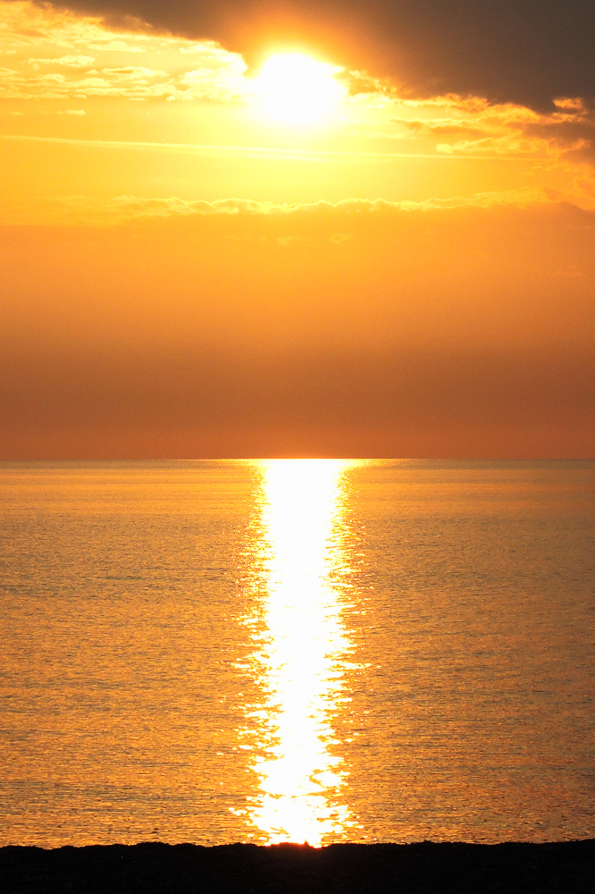 Tramonto con linea verticale di luce