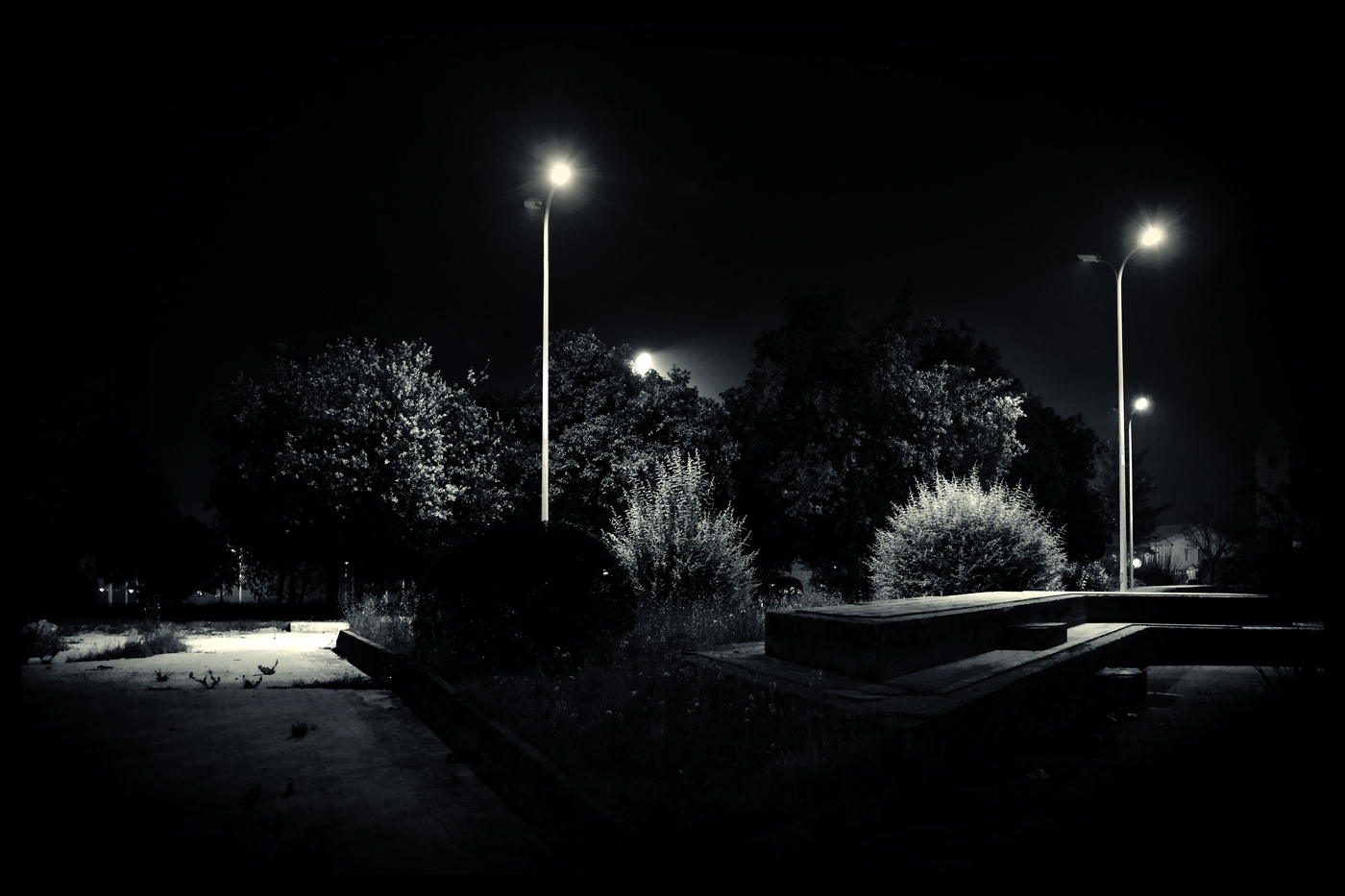 silenzio nella notte tra luci e buio