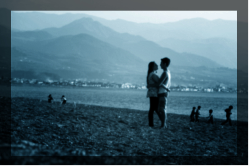 Ragazzi innamorati blurred blue dream