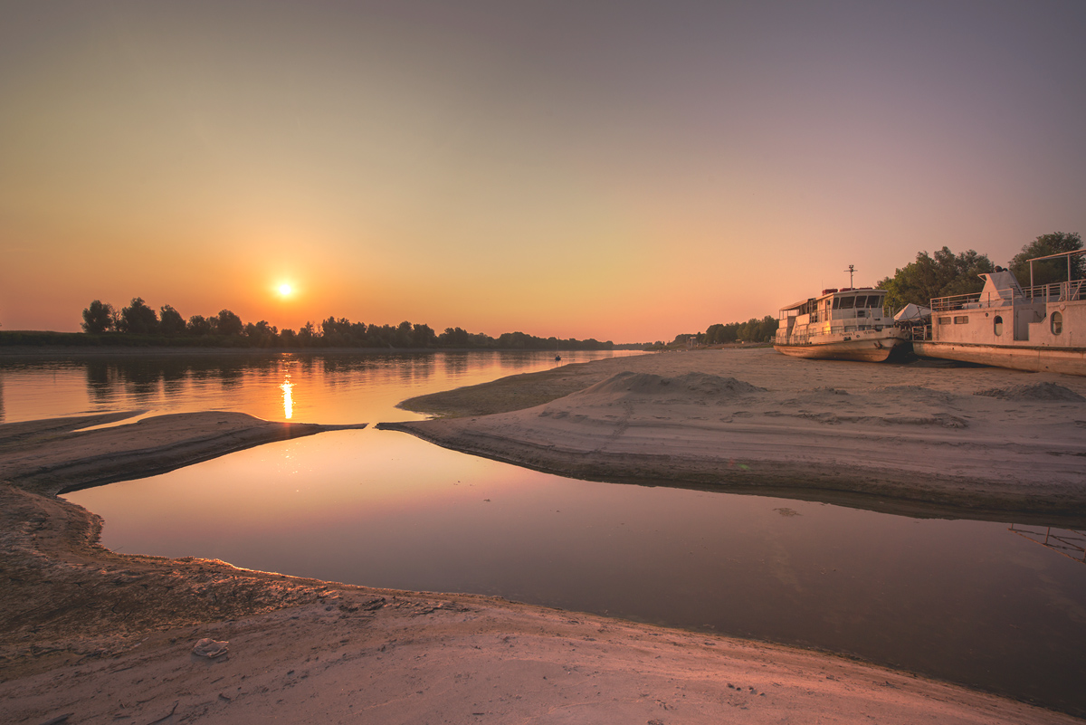 piccolo sacchetto di plastica con contorno di alba sul fiume