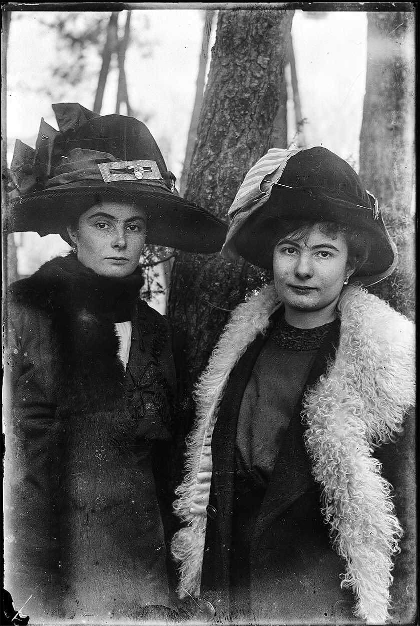 Donne con cappello - 1910 circa