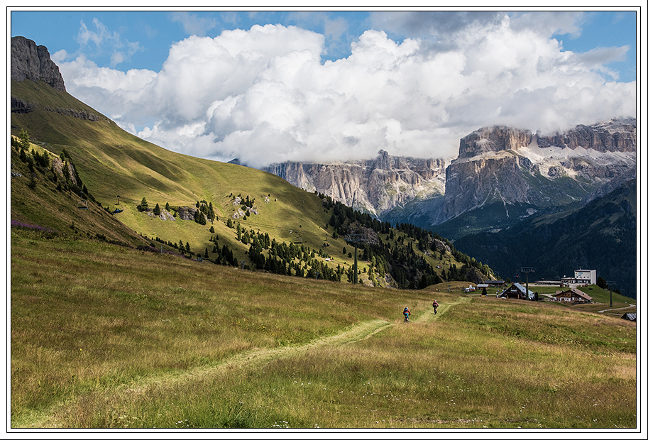 Pedalando ammirando il Pordoi