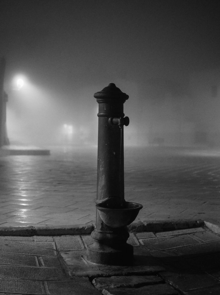 Notti nebbiose e vecchie fontane