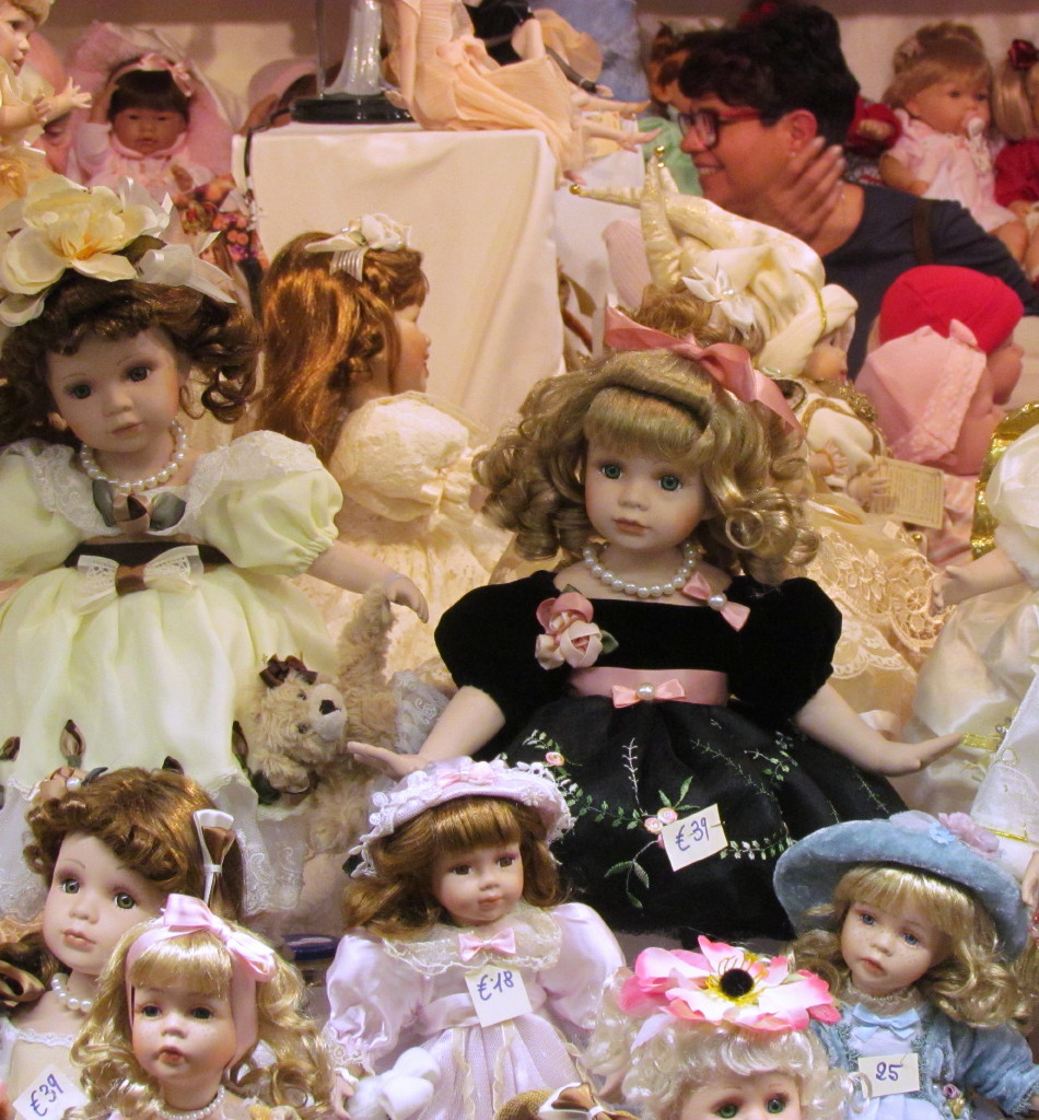 bambola con occhiali