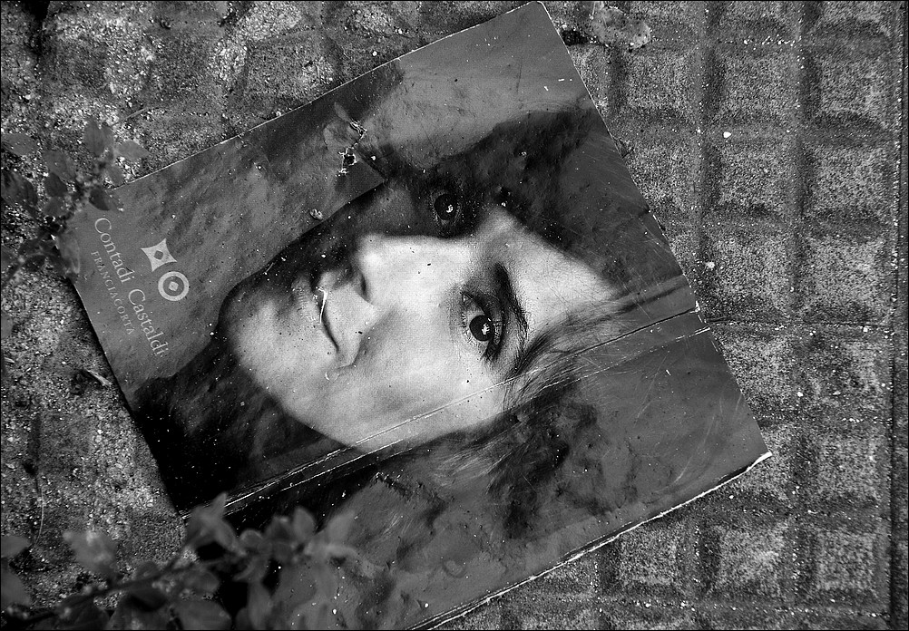 Una donna sul marciapiede