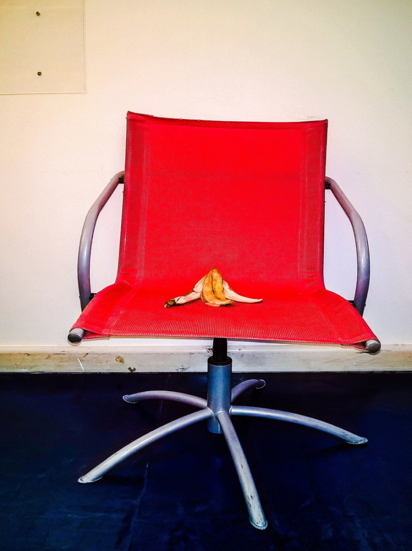 Natura morta (banana su sedia rossa)