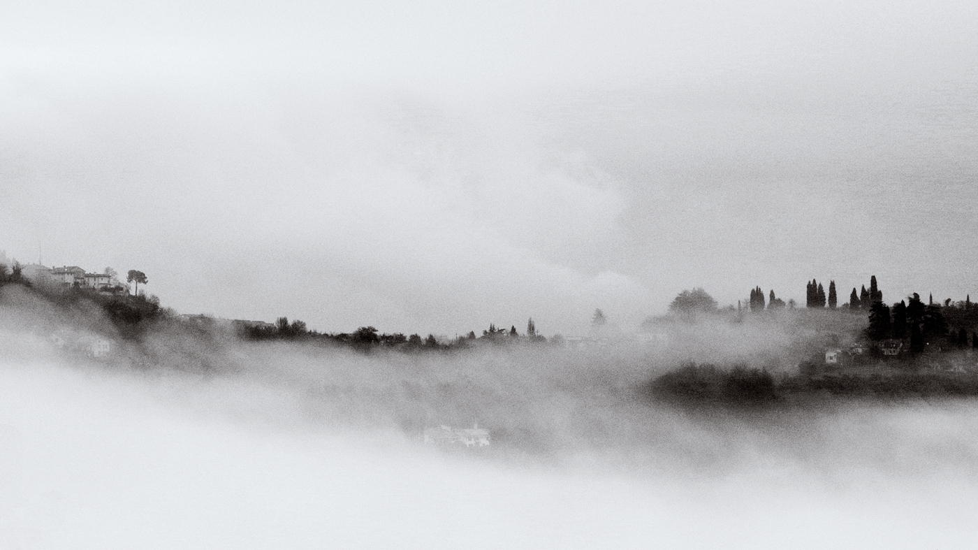 Profilo collinare tra le nebbie
