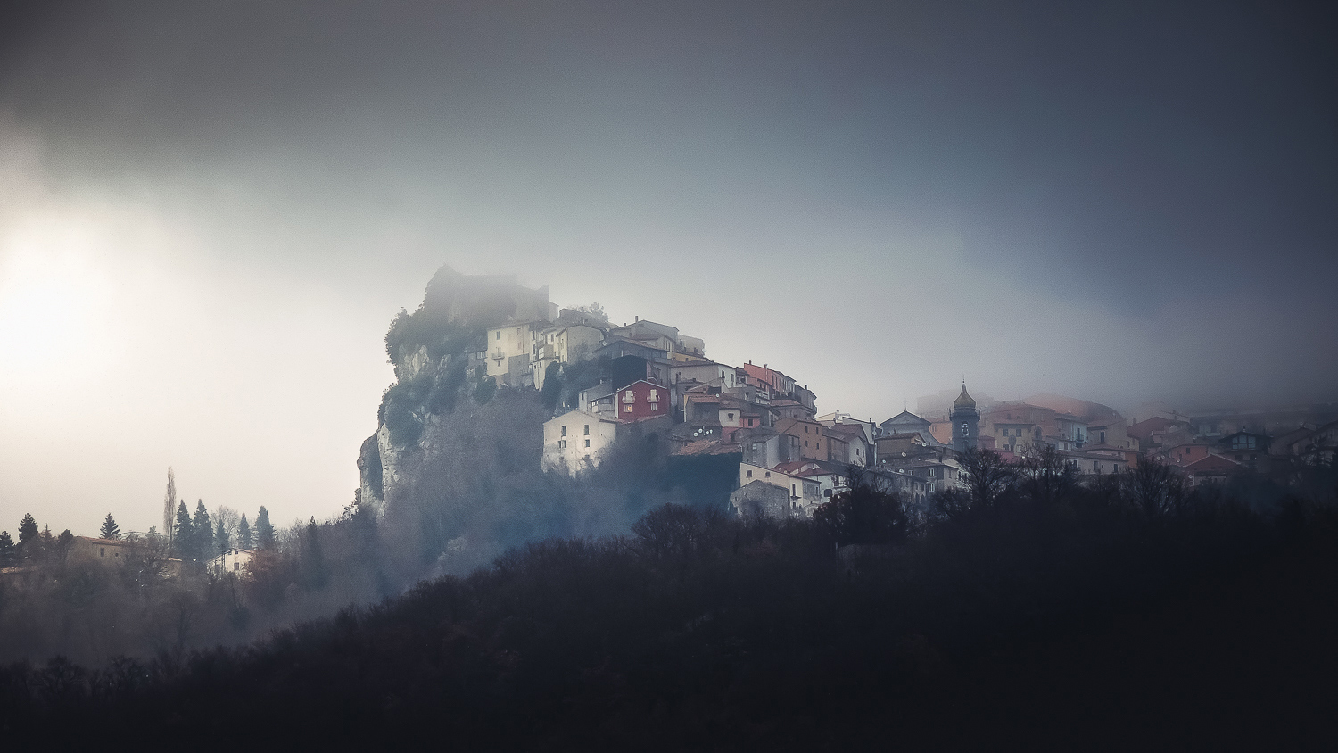 paese avvolto nella nebbia