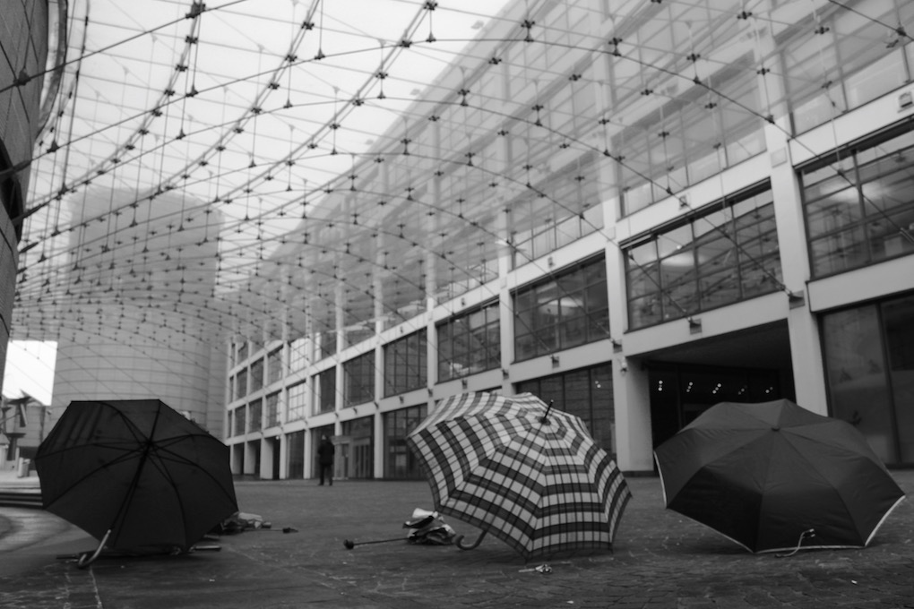 Sotto la tettoia ombrelli a riposo