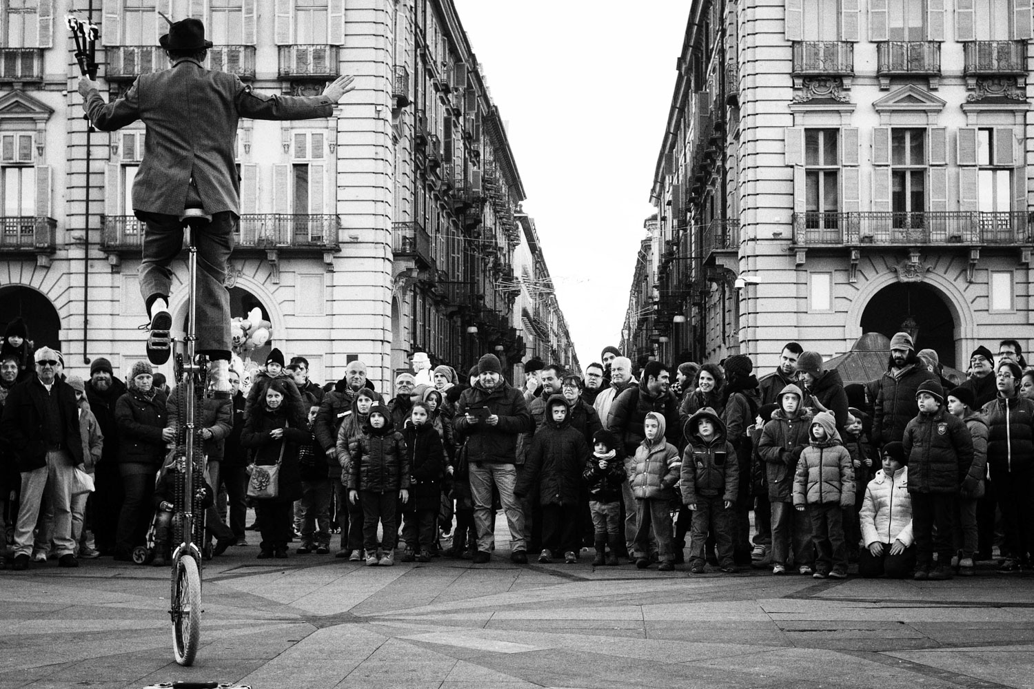 A me gli occhi, please