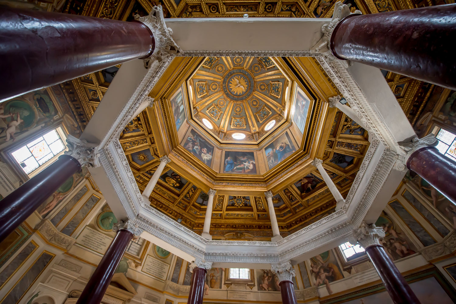 Roma.. basilica di San Giovanni..Battistero