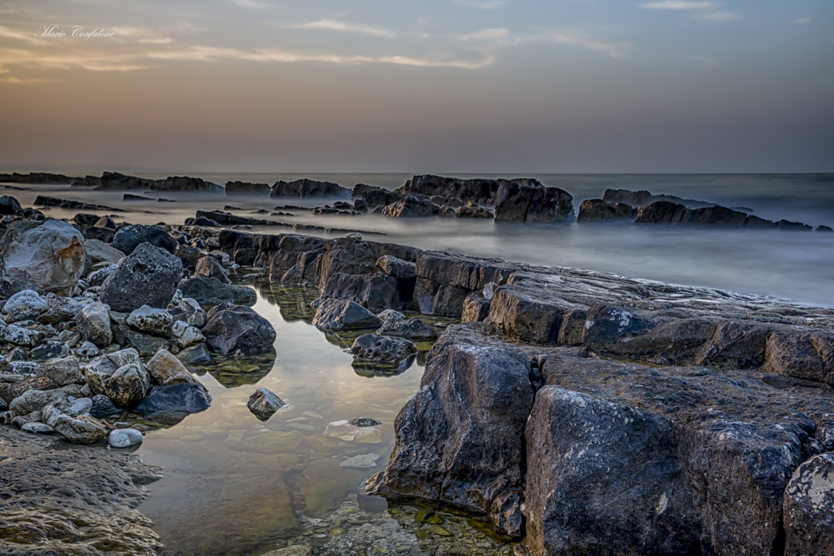 Gli scogli e il mare
