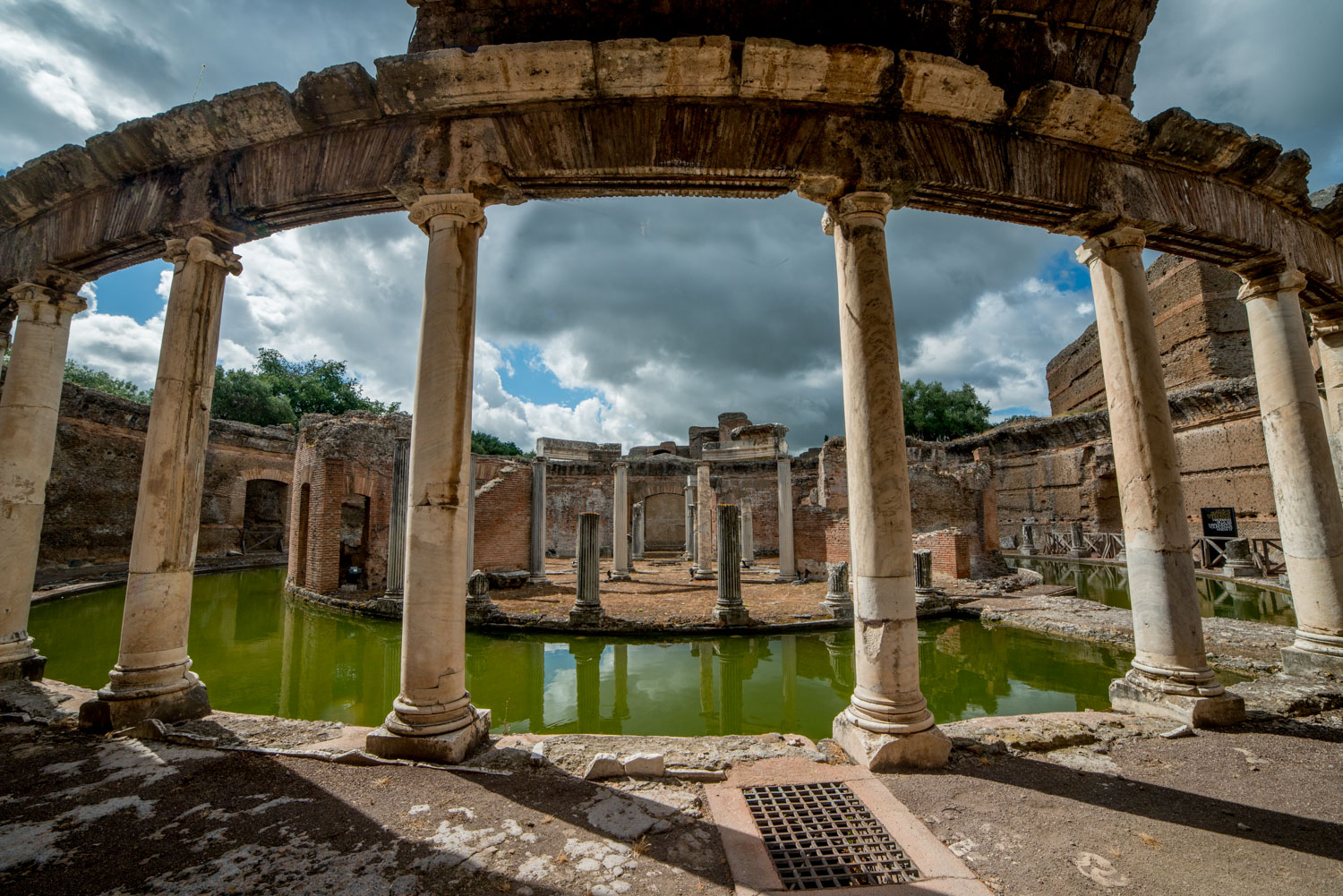 Tivoli (RM)... Villa Adriana.. il Teatro marittimo...
