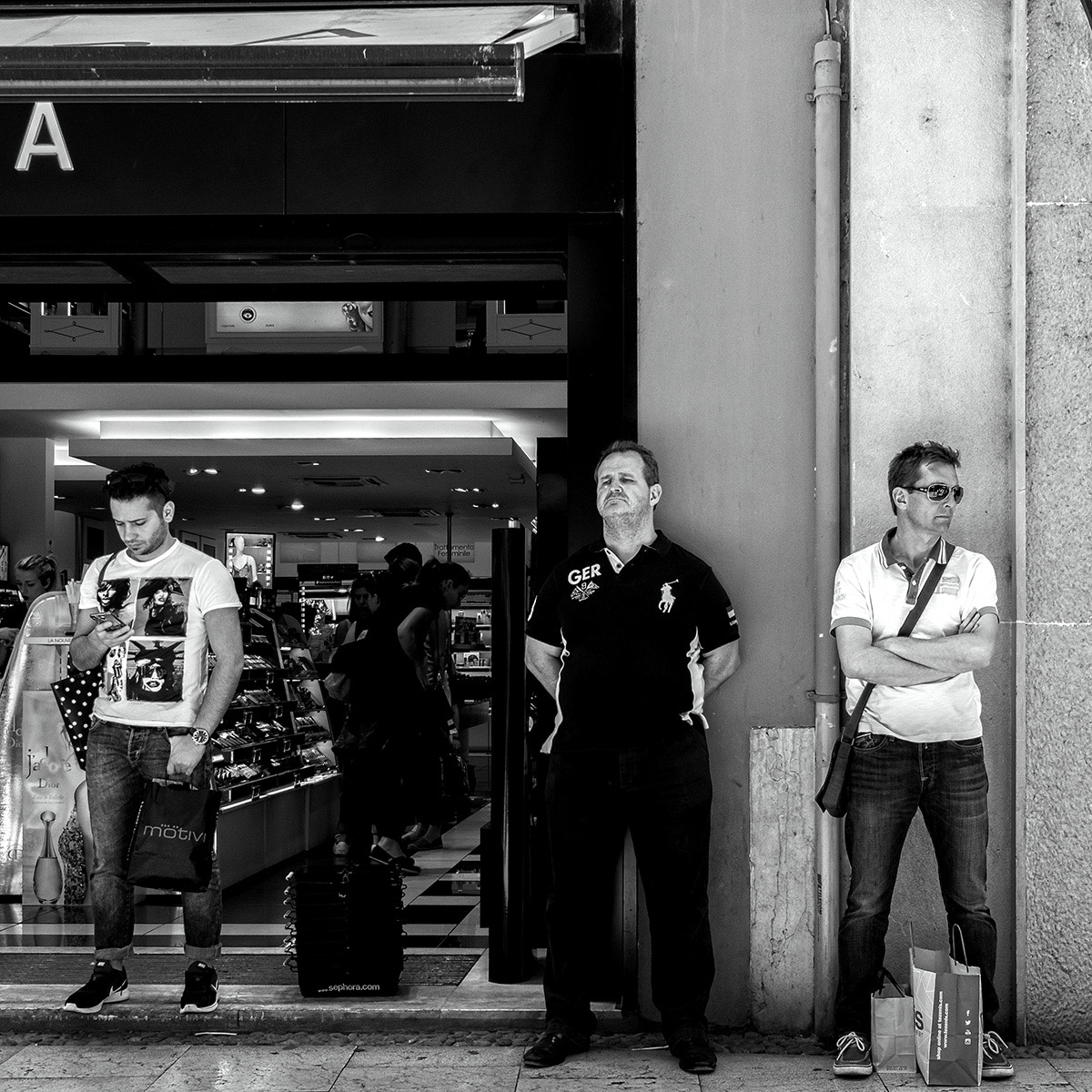 Uomini che aspettano le donne