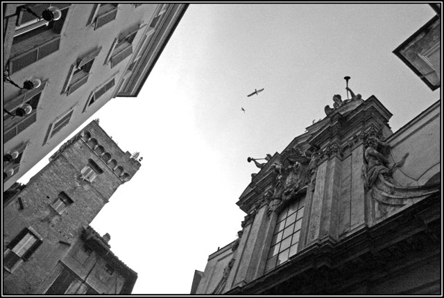 Racchiuso tra i palazzi