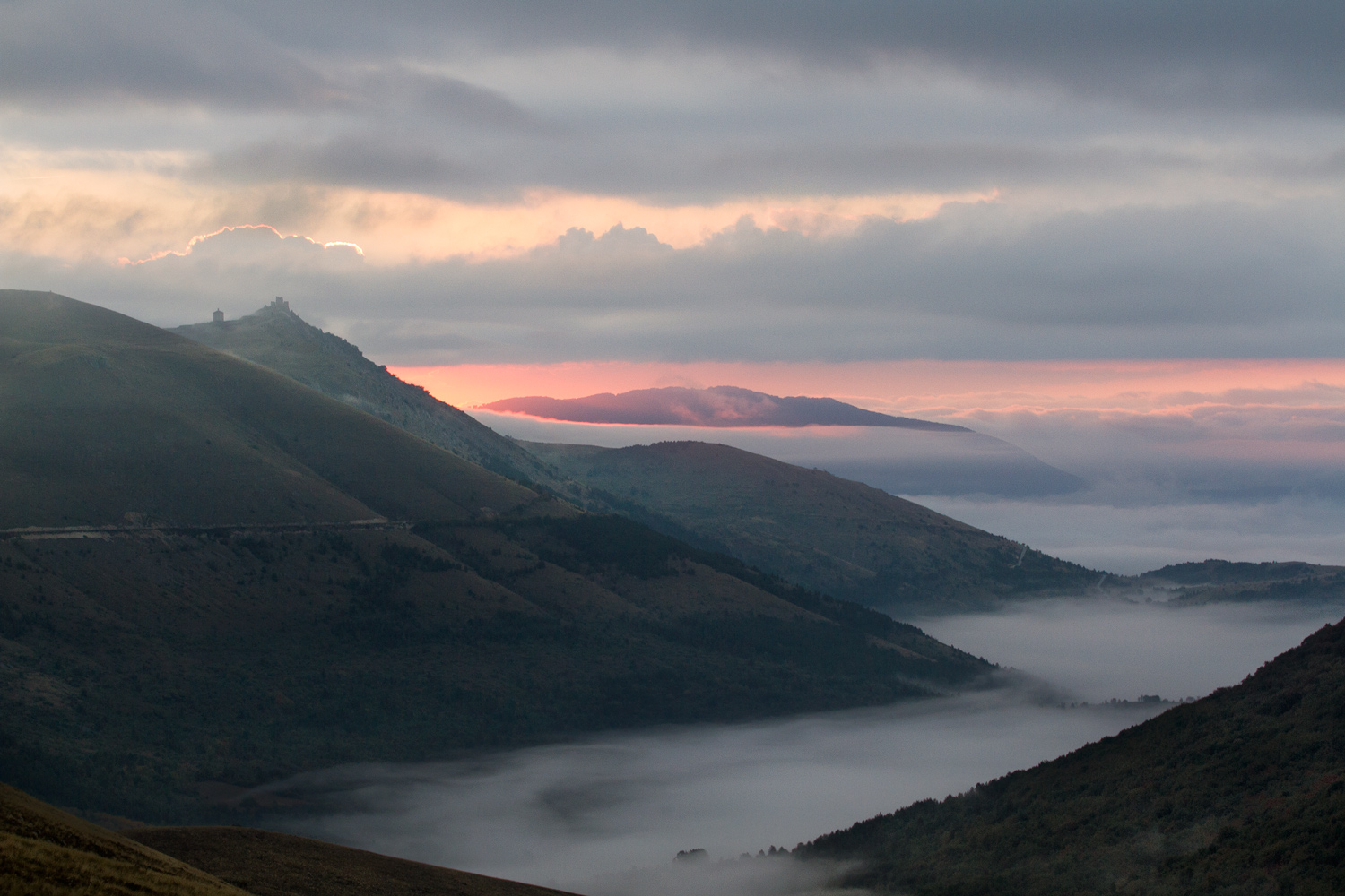 rocca calascio (AQ) sullo sfondo  all'alba