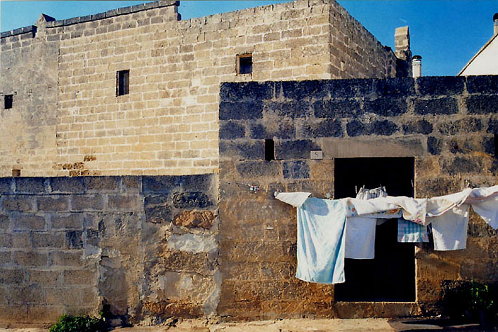 composizione con panni appesi