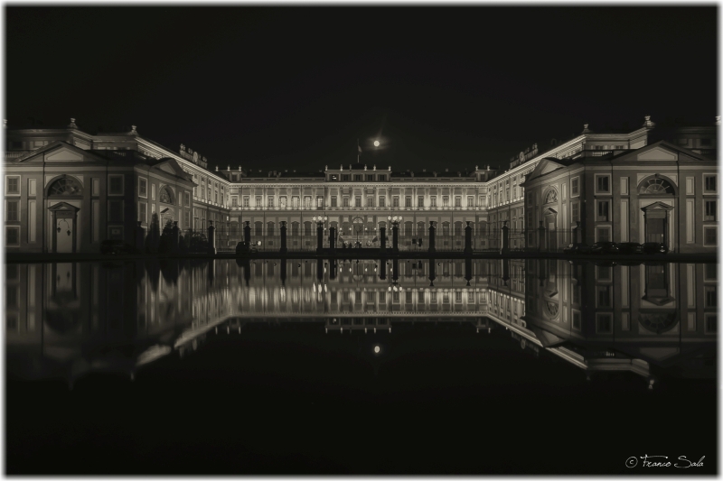 Reggia  e luna grande