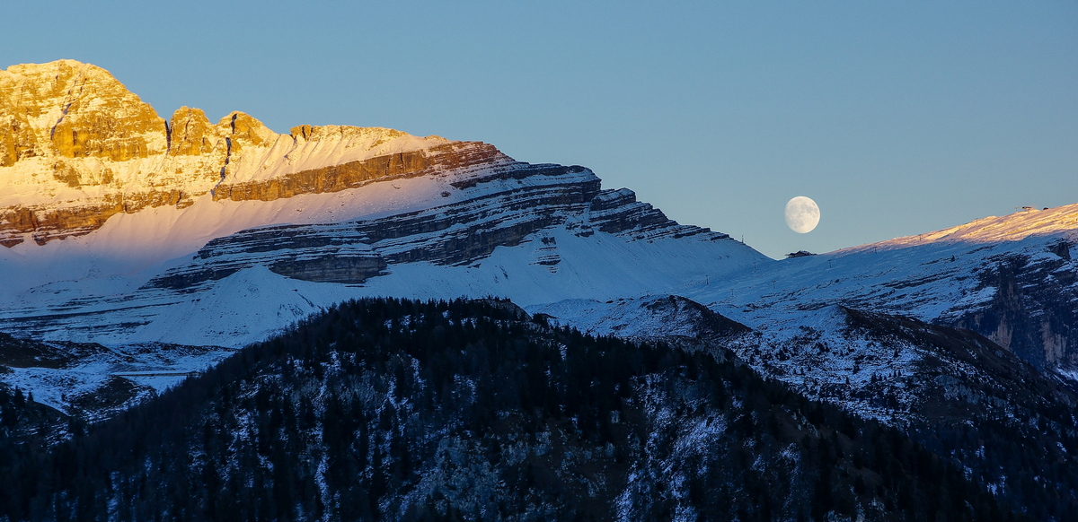 Luna sulle dolomiti di Brenta