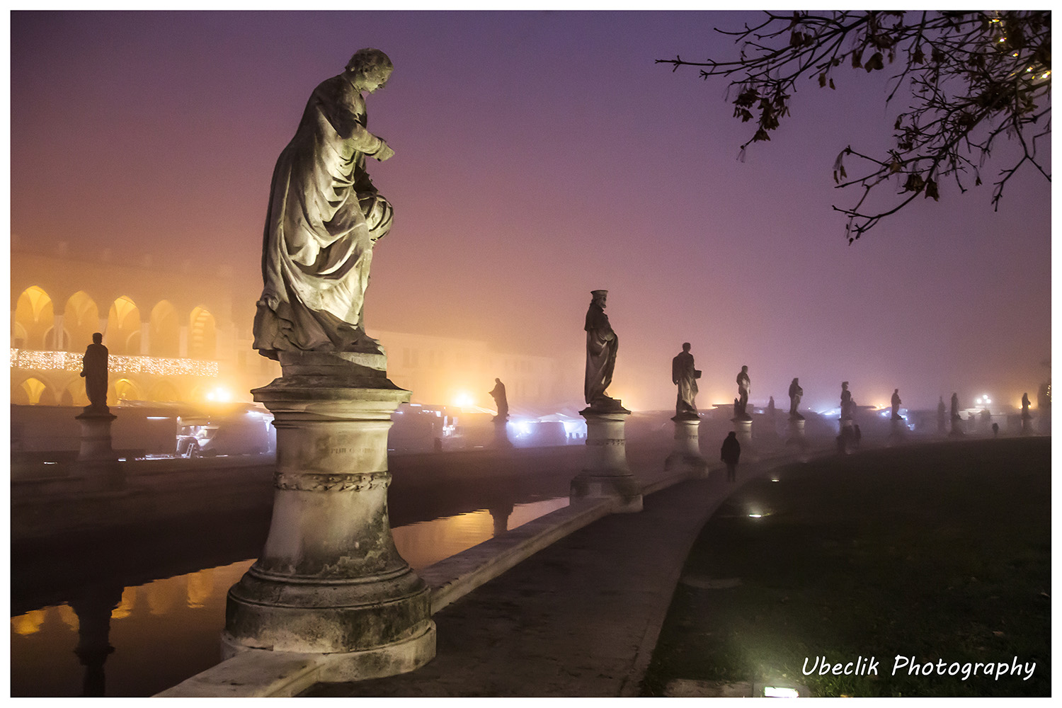 Nebbia bassa al Prato della Valle...(Pd)