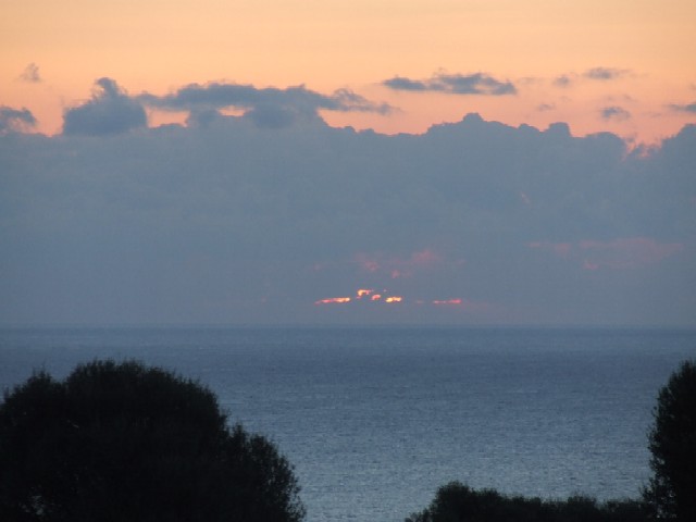 sole che cerca con forza di uscire dalle nuvole