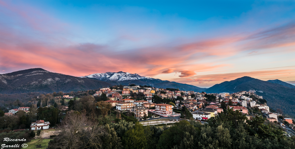 Norma tra uno sfondo innevato ed una corte violacea...