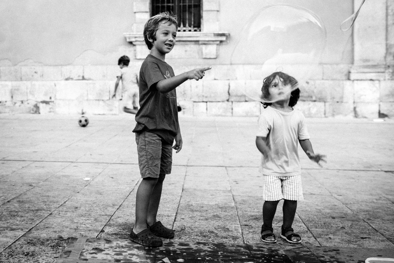 Bimbi con bolle di sapone 2