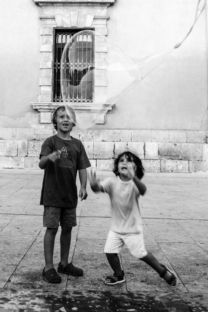 Bimbi con bolle di sapone 3