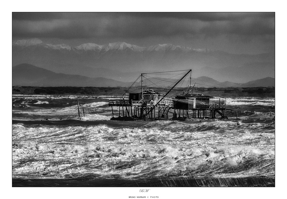 Neve e onde sui retoni