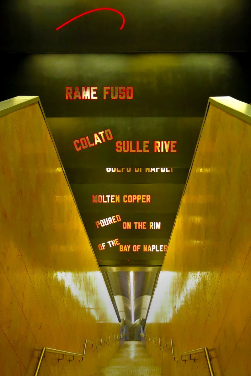 Rame fuso colato sulle rive del golfo di Napoli.