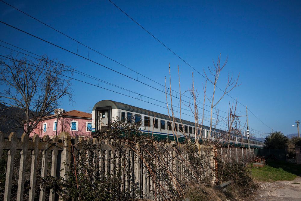 Quel treno sta lasciando la stazione.