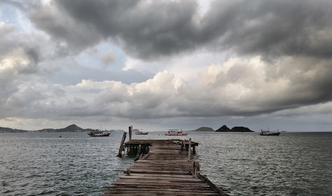 Solito pontile, insolito cielo