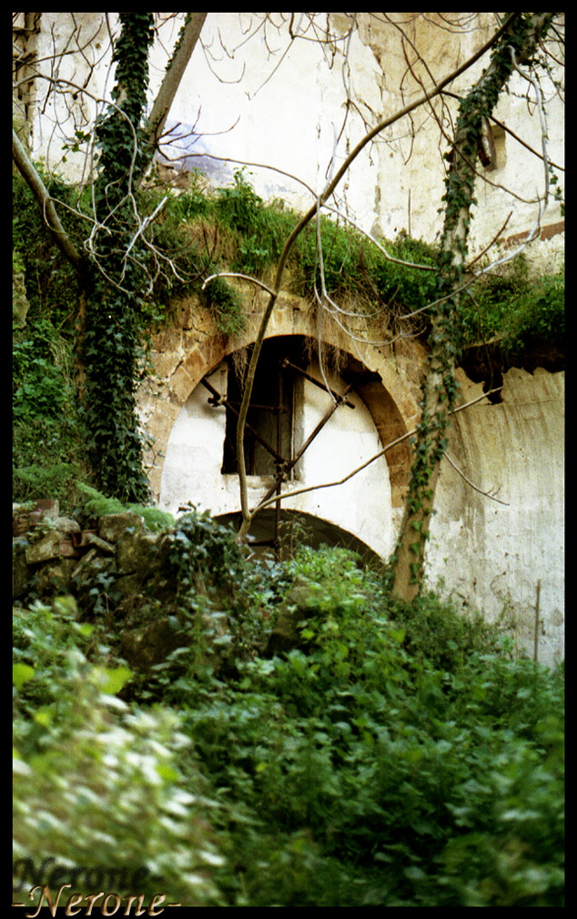 ...ma da dove si entra?