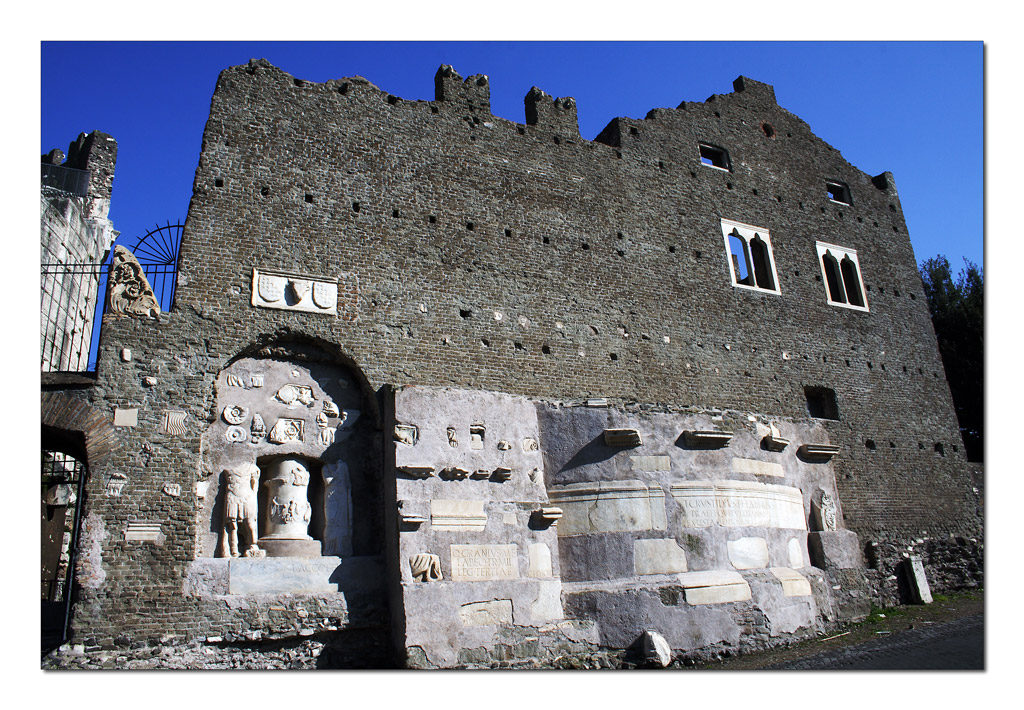 Complesso Della Tomba di Cecilia Metella (facciata del'entrata)