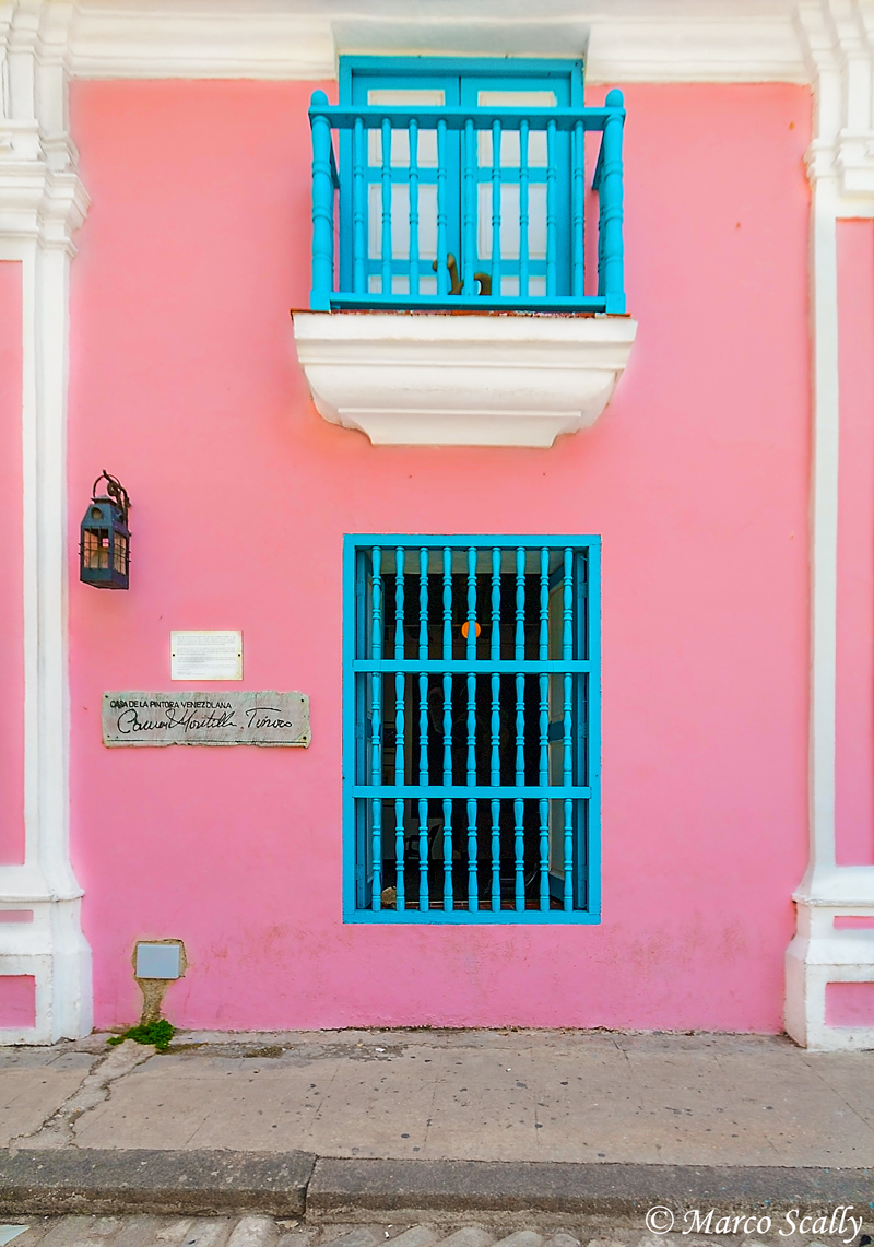 Una Ventana y un balcon