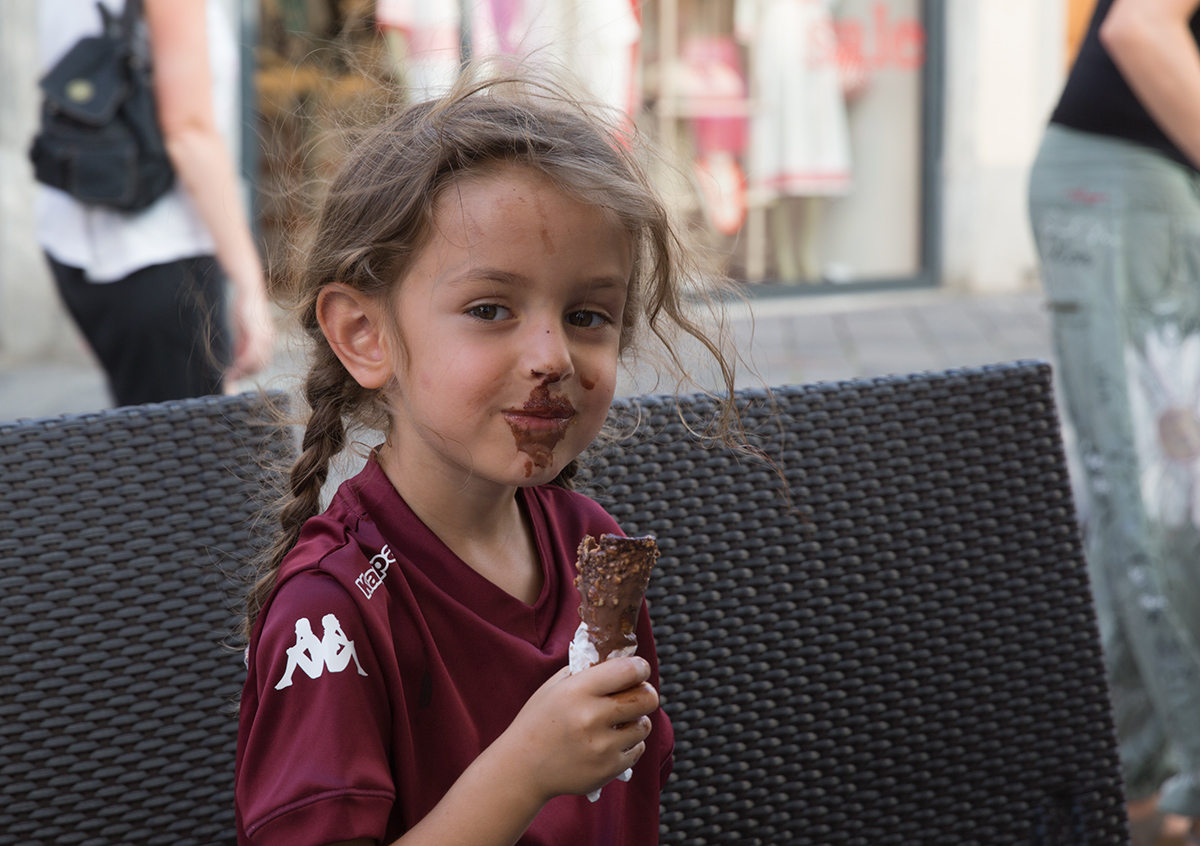 Giovane tifosa del Toro