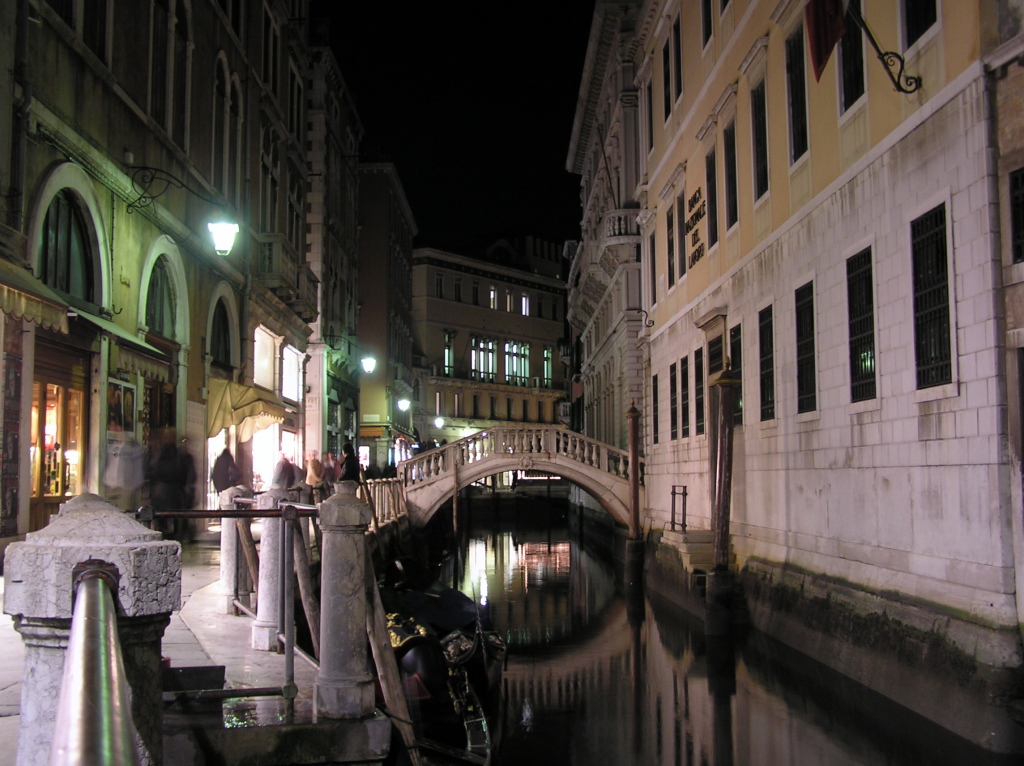 Canale in notturna
